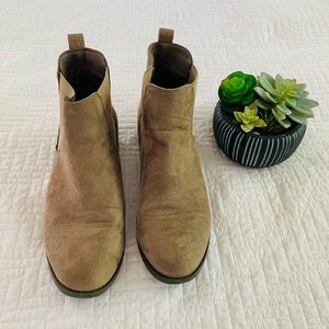 Women’s 8.5 booties faux suede heels